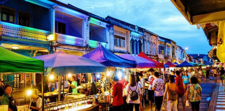 Esplora il mercato notturno di Chiang Rai in Thailandia